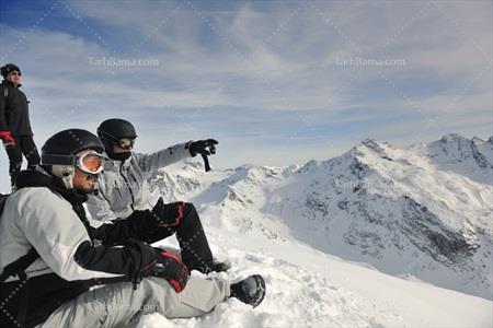 عکس با کیفیت از ورزشکاران اسکی در حال استراحت